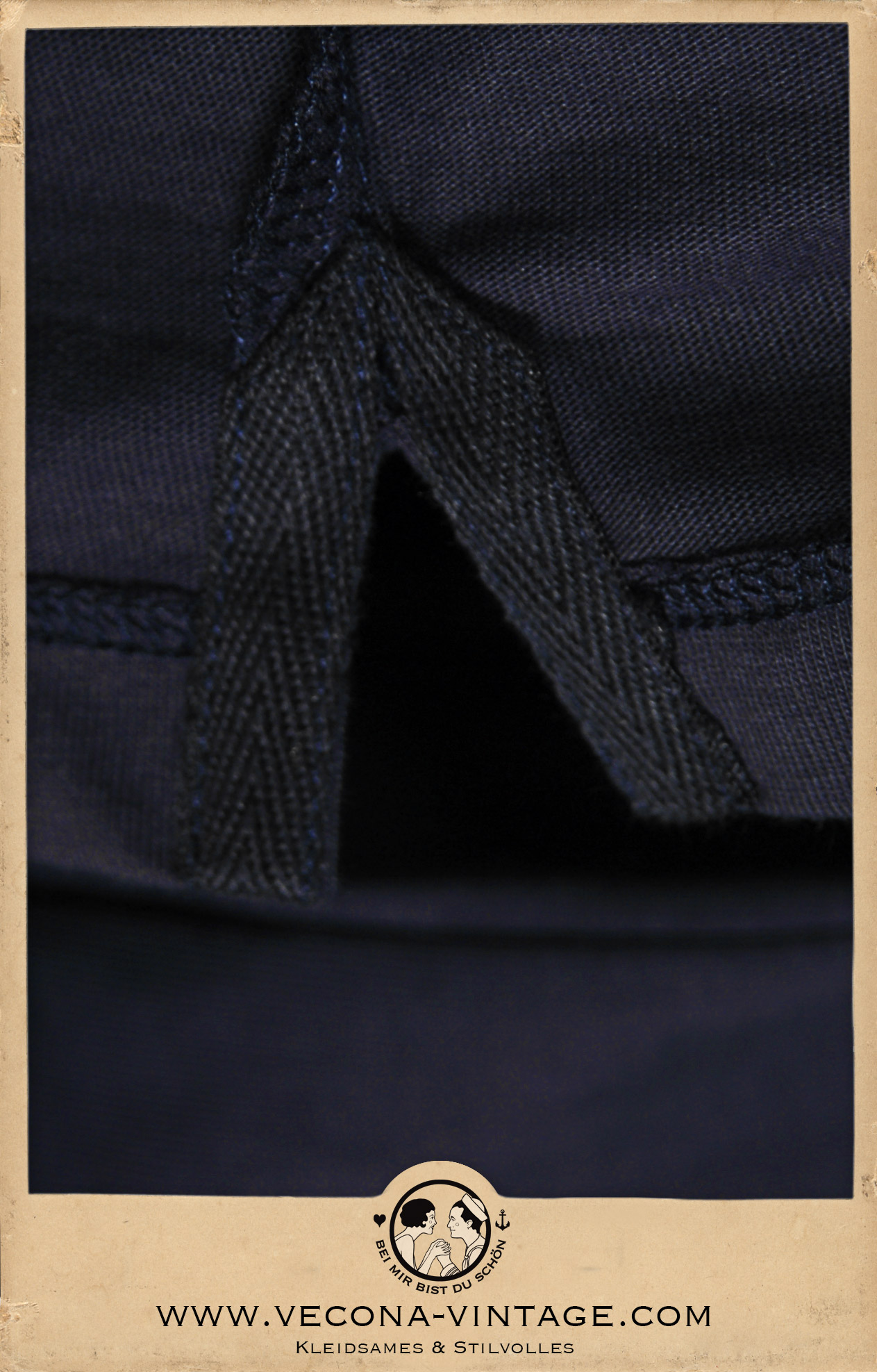 Detailansicht der mit Nahtband verstärkten Seitenschlitze unseres Herren Poloshirts HENRI im Stil der 30er/40er Jahre.