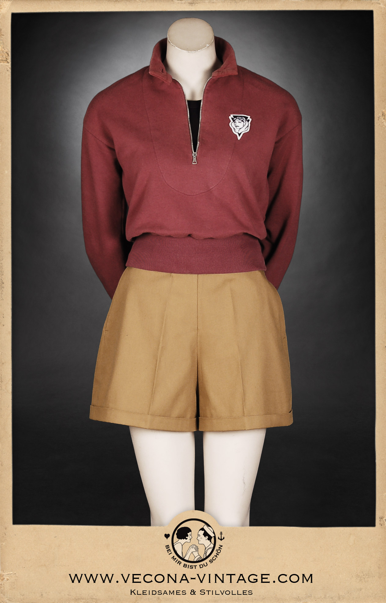 Authentische 1930er Jahre Damen-Shorts in Khaki mit Vintage Sweatshirt dunkelrot,  perfekt für Strand, Sport und sommerliche Abenteuer im Retro-Look.