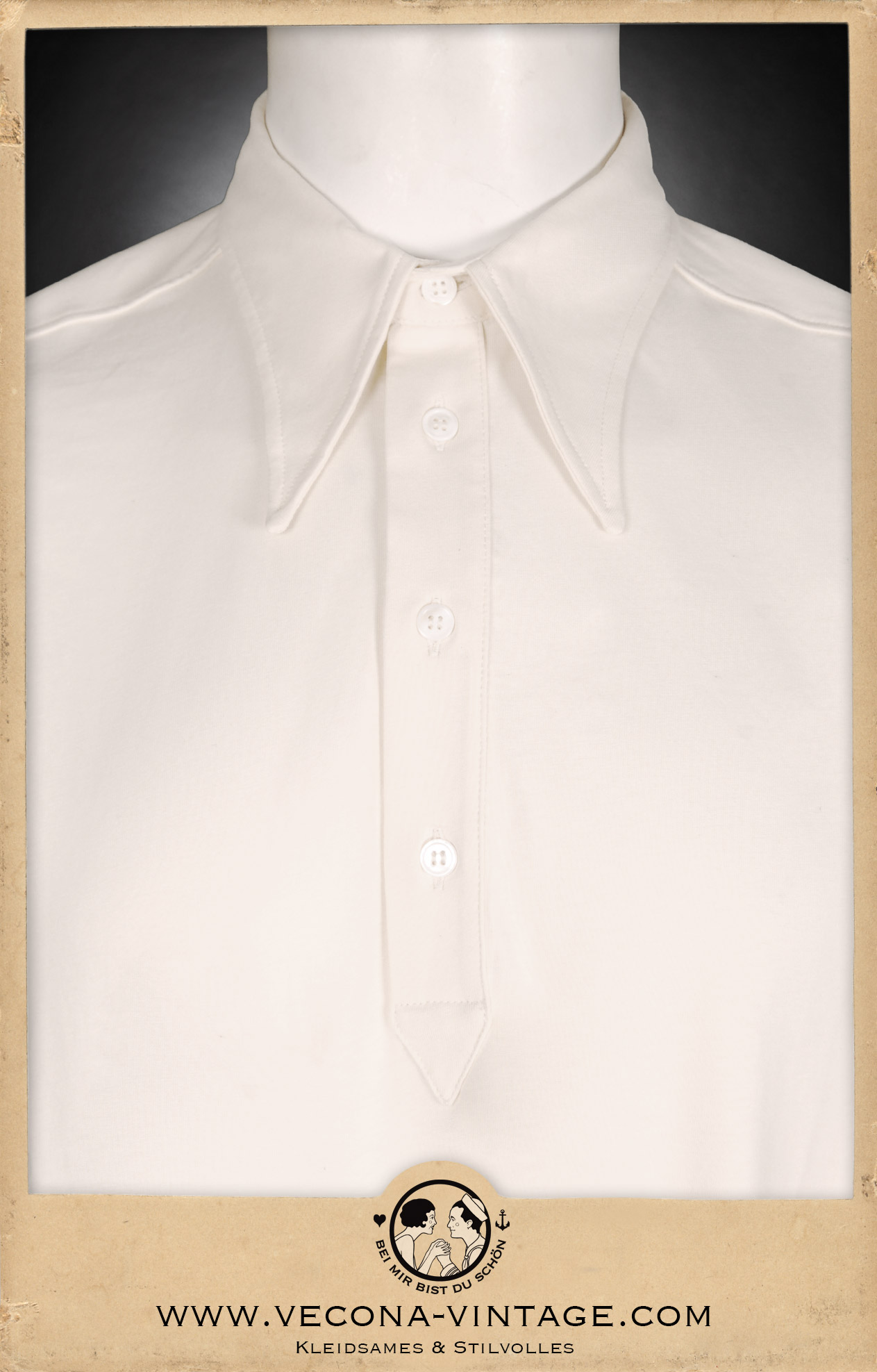 Authentischer spitzer geschwungener Kragen und die Knopfleiste mit spitzen Abschluss sind typische Detail des 1930er/40er Jahre Poloshirts für Herren. Detailansicht von vorn.