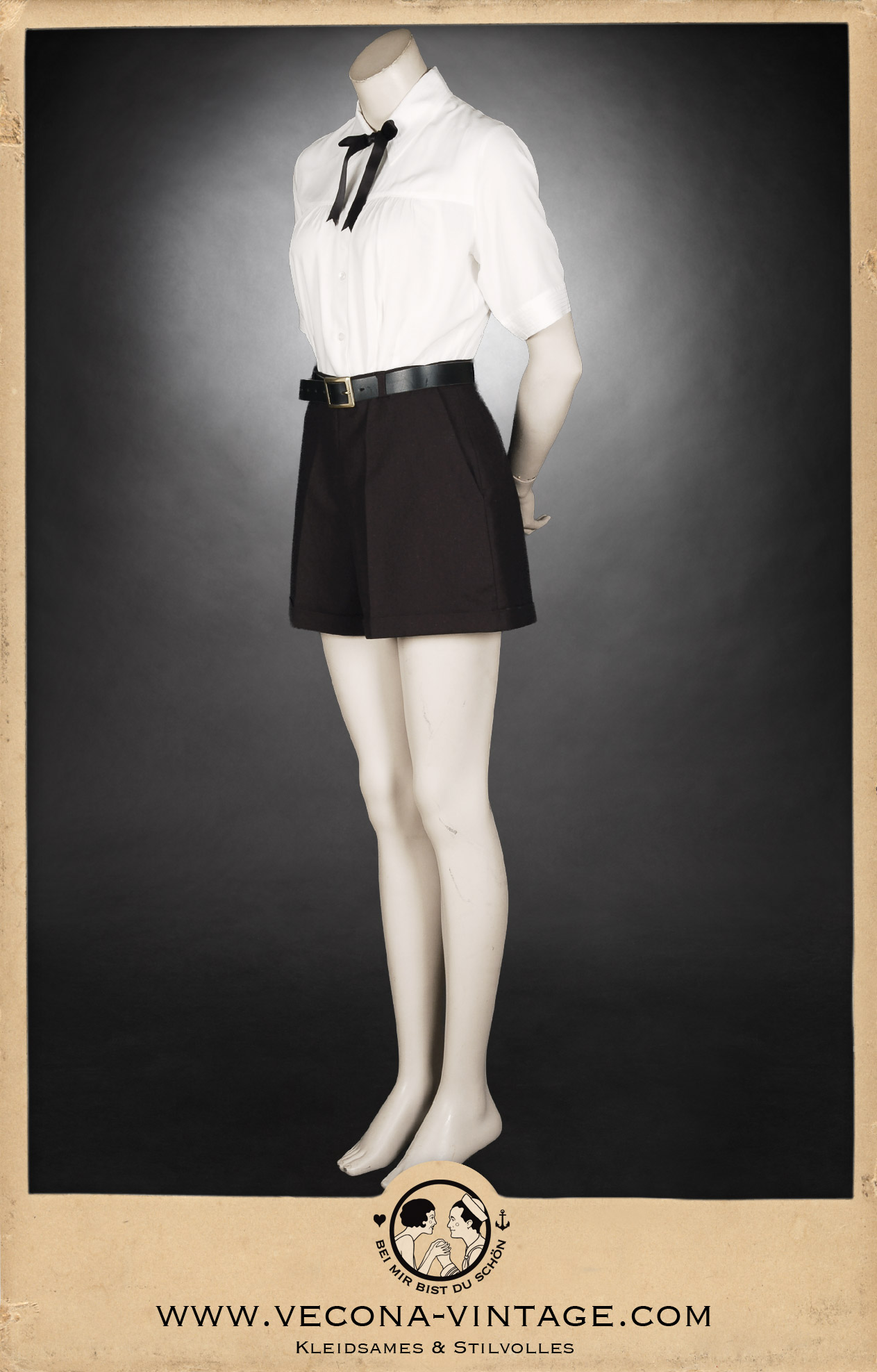 Klassische schwarze 1940er Jahre Damen-Shorts aus Leinen-Baumwolle mit hohem Bund und weitem Bein, kombiniert mit einer weißen Bluse mit schwarzer Schleife – ideal als Tanzhose für Swing und Stepptanz oder für den sportlichen Freizeitlook. Komplettansicht