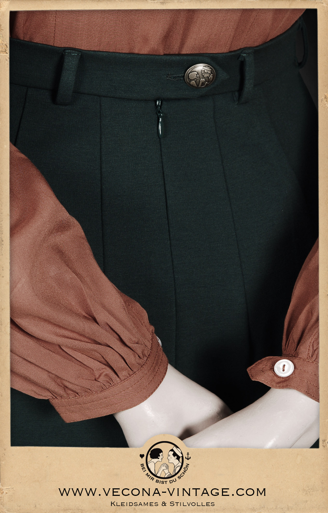Detail of the invisible zipper at the center back and the Vecona Vintage brass logo button at the 1940s high waist pencil skirt Apache in forest green.