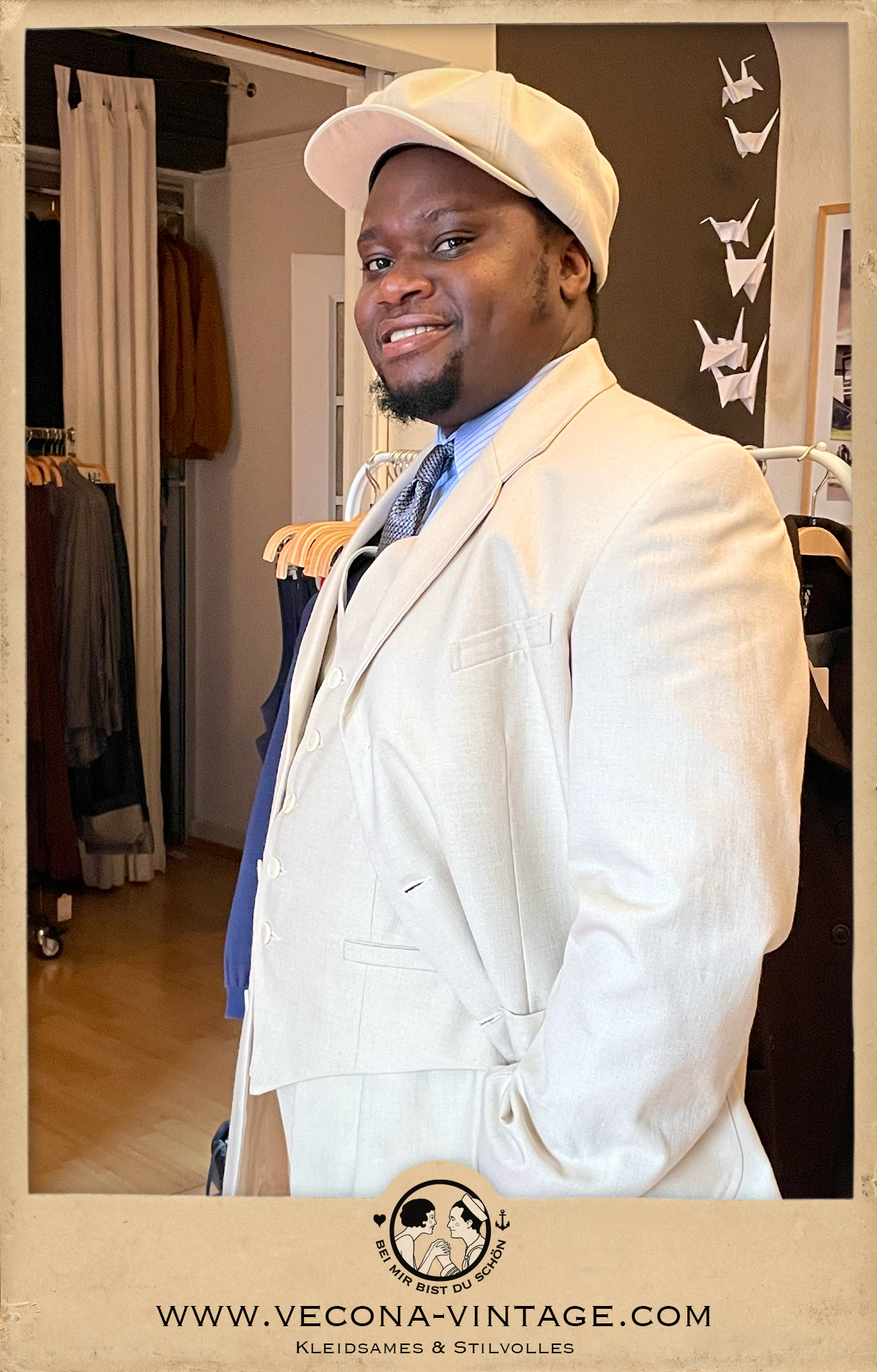 Heller Vintage Herrenanzug Casablanca kombiniert mit dem blauen 1930er Jahre Stil Spearpoint Kragen Hemd Havanna und dem passenden 3-teiligen Anzug Casablanca in ecru naturweiß. Getragen von Eugenio vom Smile Trio.