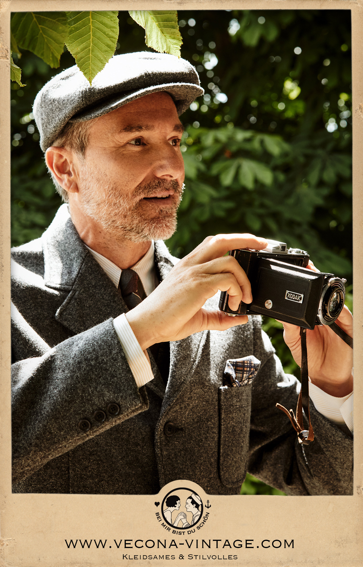 Vecona Vintage Tweedkappe im Stil der 1920er-40er Jahre aus grauem Wolltweed getragen mit dem passenden Tweedanzug Earl Grey