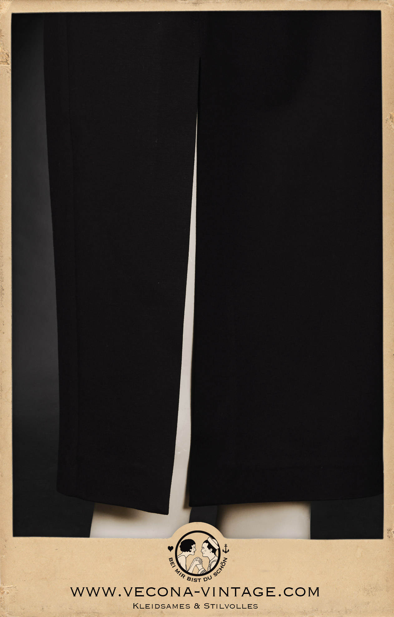 Close-up view of the high side slit at the 1940s high waist pencil skirt Apache in black. Great for sensual dancing like Blues and Tango or wild Lindy Hop moves.