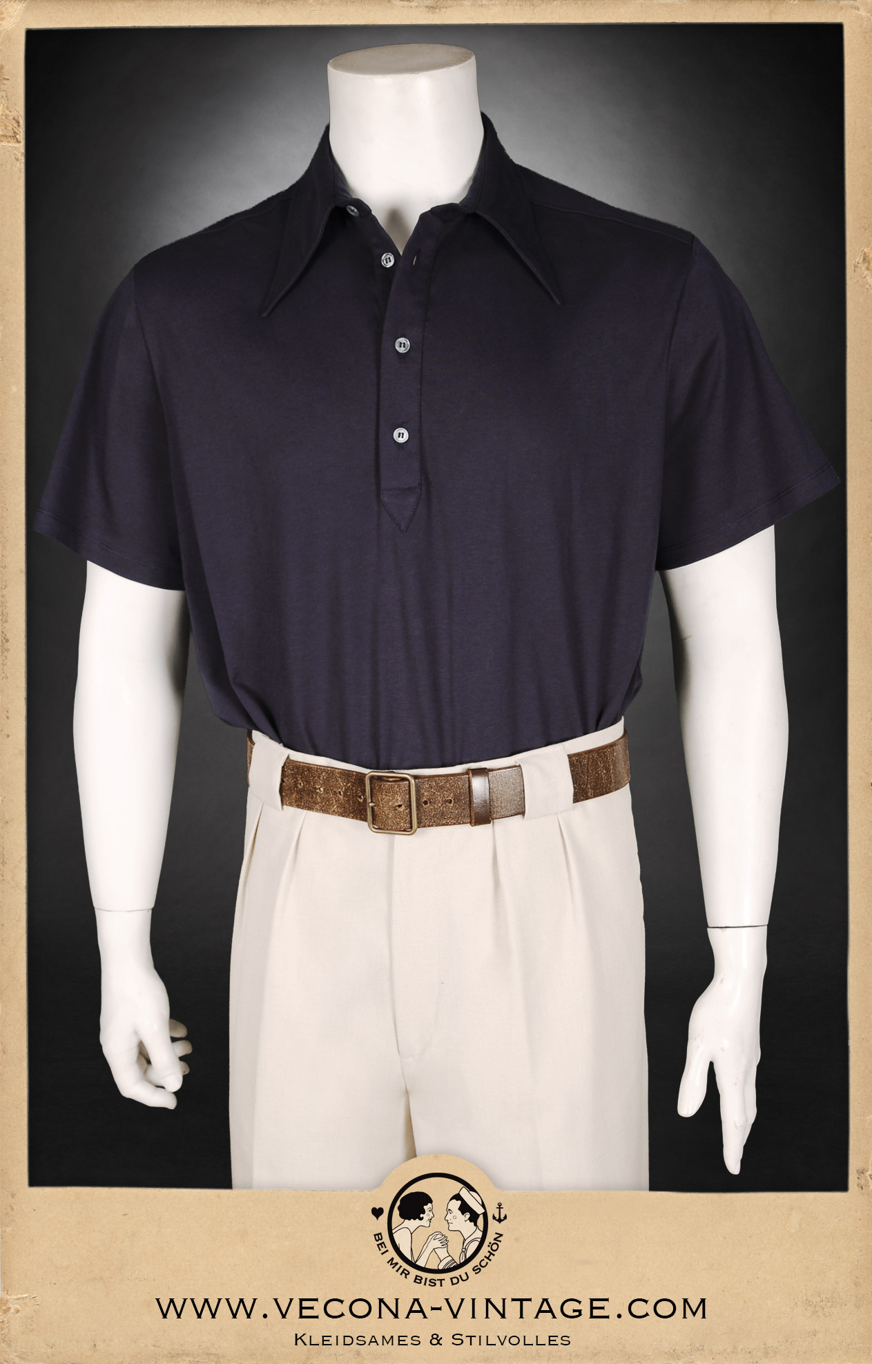 Bequem geschnittenes Herren-Shirt aus Baumwoll-Jersey mit Polokragen und Knopfleiste mit Perlmuttknöpfen. Der Kragen kann für einen lässigen Freizeitlook leicht offen getragen werden wie auf dem Bild oder komplett geschlossen für einen seriösen Look.