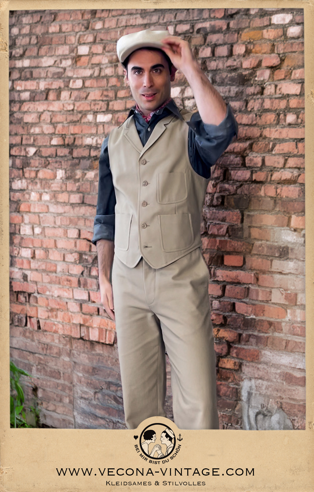 1920er Jahre Leinen Kappe Newsboy in natur creme getragen mit dem Herren Worker Anzug Mister Mulligan und Chambray Hemd Gasoline Gene für einen sommerlichen Vintage Freizeitlook.