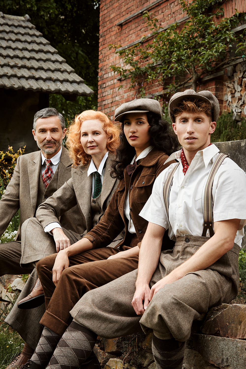 Gruppenbild von zwei Frauen und zwei Männern in Vecona Vintage Mode im Stil der 1920er bis 40er Jahre aus Wolltweed und Baumwollcord. Die Looks eignen sich nicht nur für den Ausflug aufs Land sondern auch für die Oldtimer Ausfahrt und den Tweed Ride.