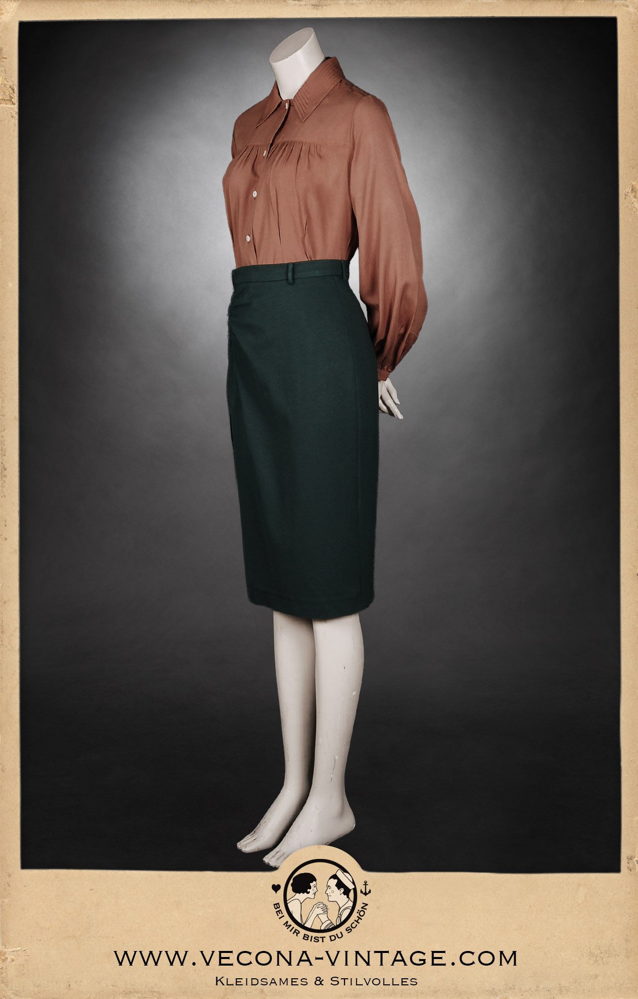 Front view of the 1940s high waist pencil skirt Apache in dark green with the long sleeve blouse Greta in rust red.