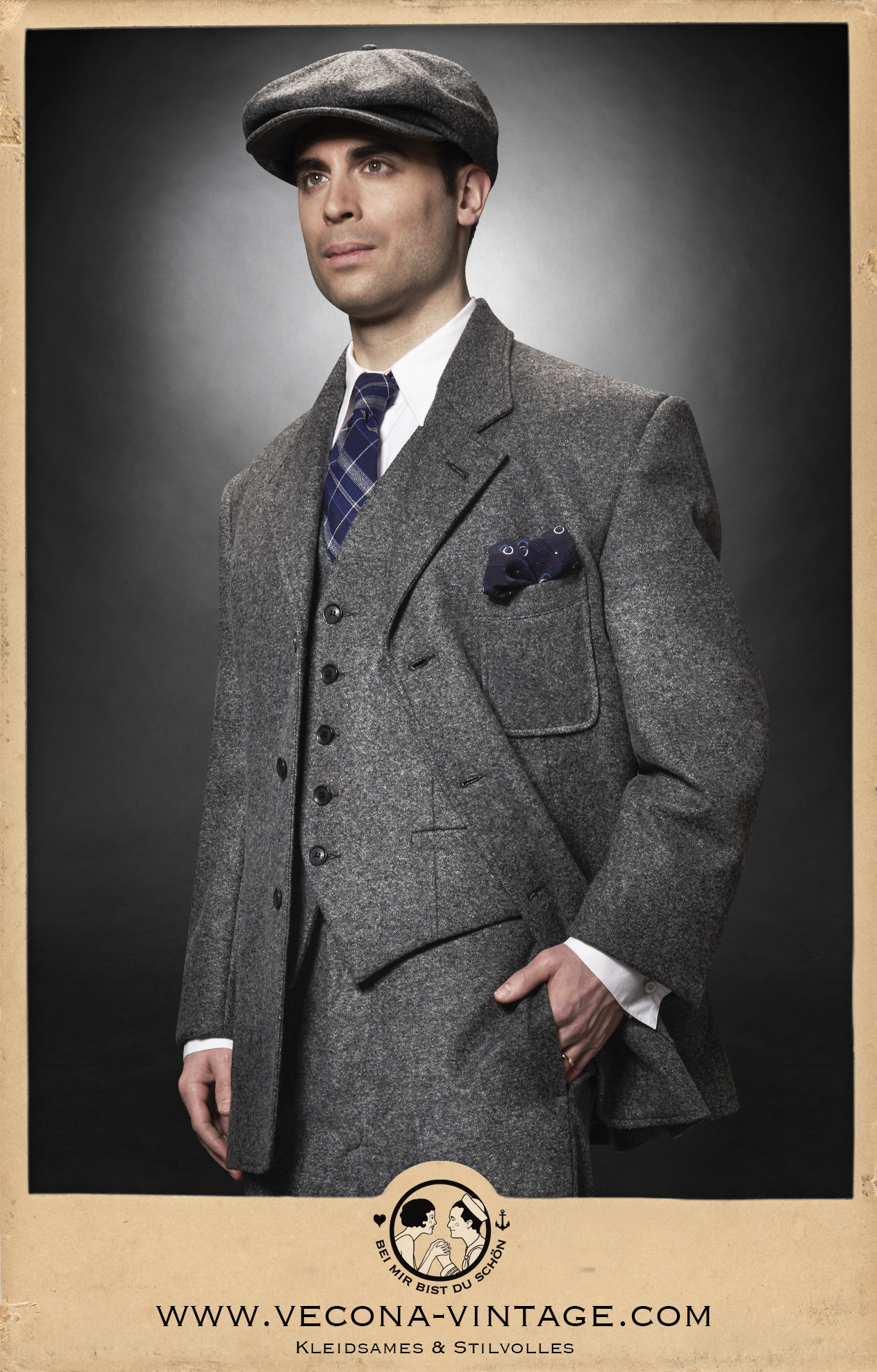 Jackett, Weste und Schiebermütze aus grauer Schurwolle - Grey virgin wool jacket, waistcoat and cap, mit grau weiße gestreiftem Baumwollhemd und Krawatte - with grey white striped shirt and tie