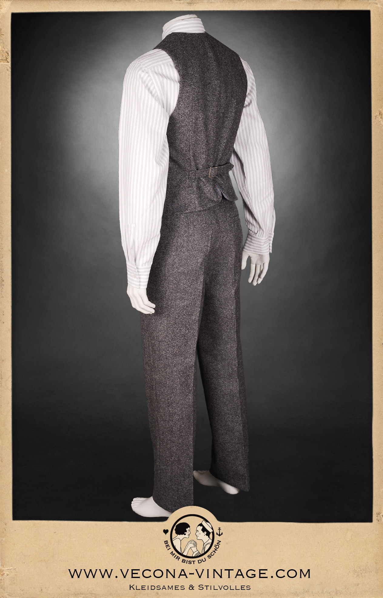 Rückenansicht komplett 1920er Jahre Herrenhemd Baumwolle gestreift mit Tweedhose und Weste Earl Grey grau