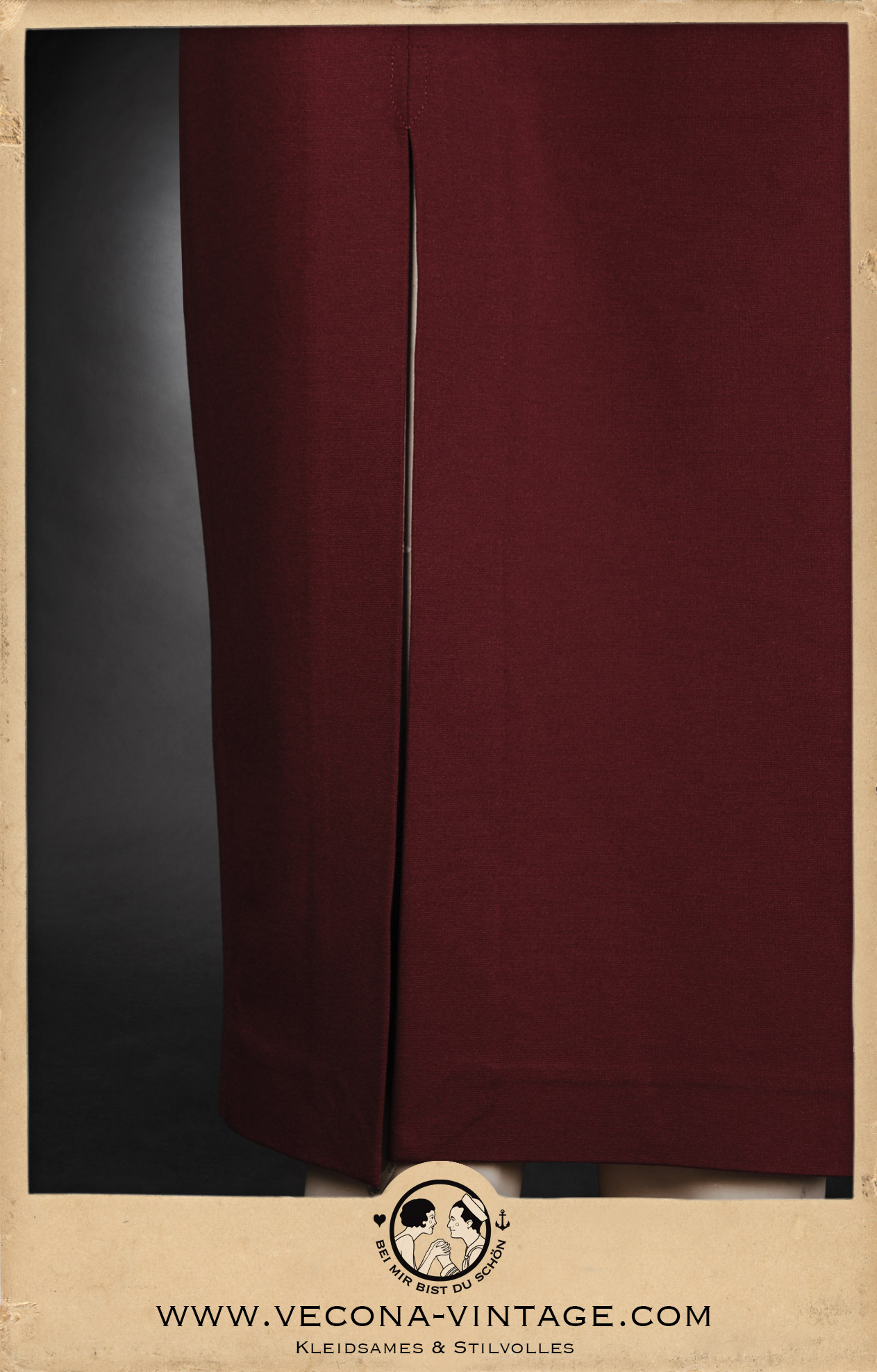 Close-up view of the high side slit at the 1940s high waist pencil skirt Apache in deep red. Great for sensual dancing like Blues and Tango or wild Lindy Hop moves.