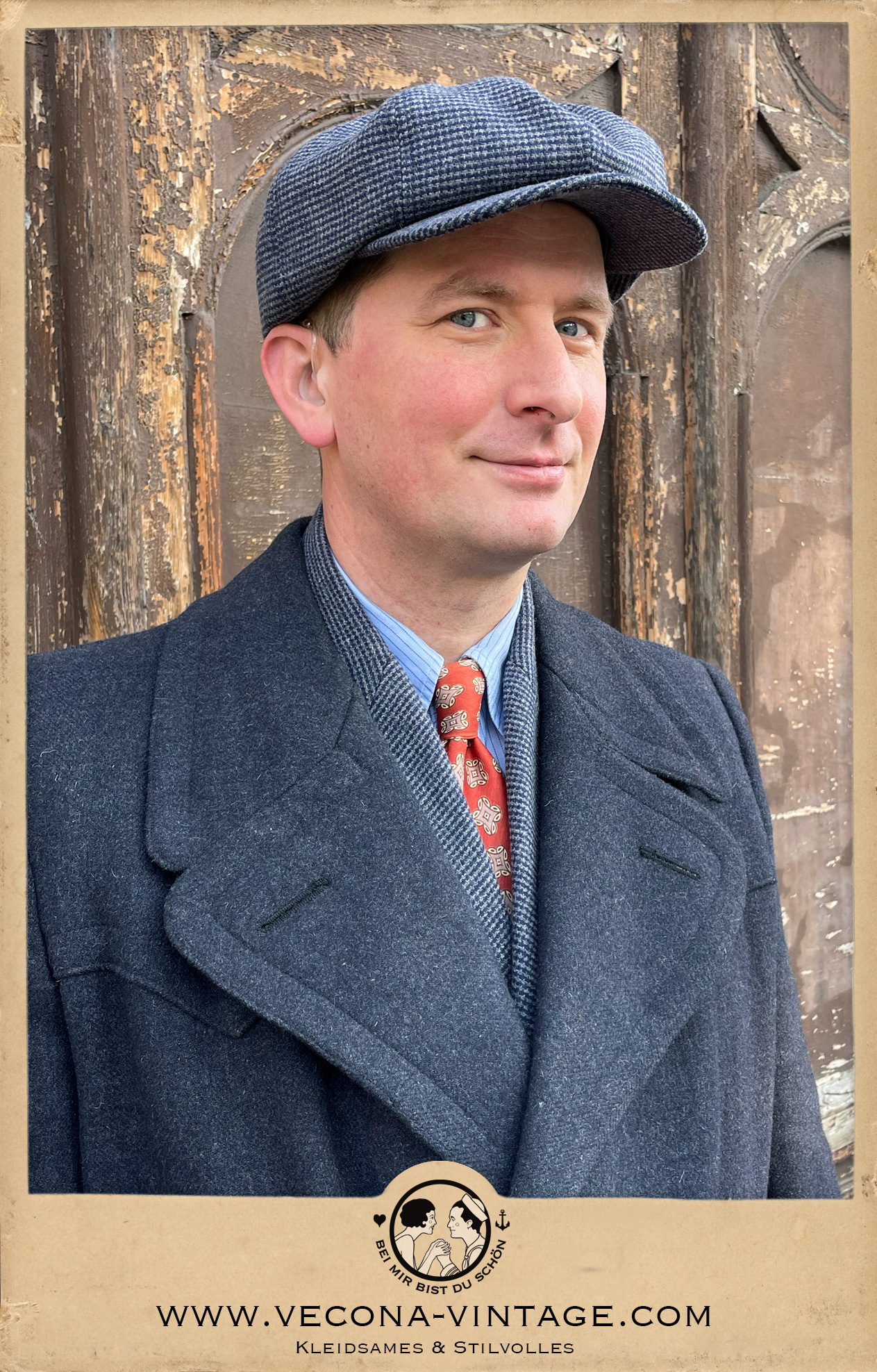 Vecona Vintage Tweed Kappe Hahnentritt grau-blau Newsboy 1920er-40er Jahre Stil aus reiner Wolle gestylt mit dem passenden Jackett Hickory Champ, einem blau gestreiften Hemd mit Spearpoint Kragen Havanna und einem grauen Vintage Mantel