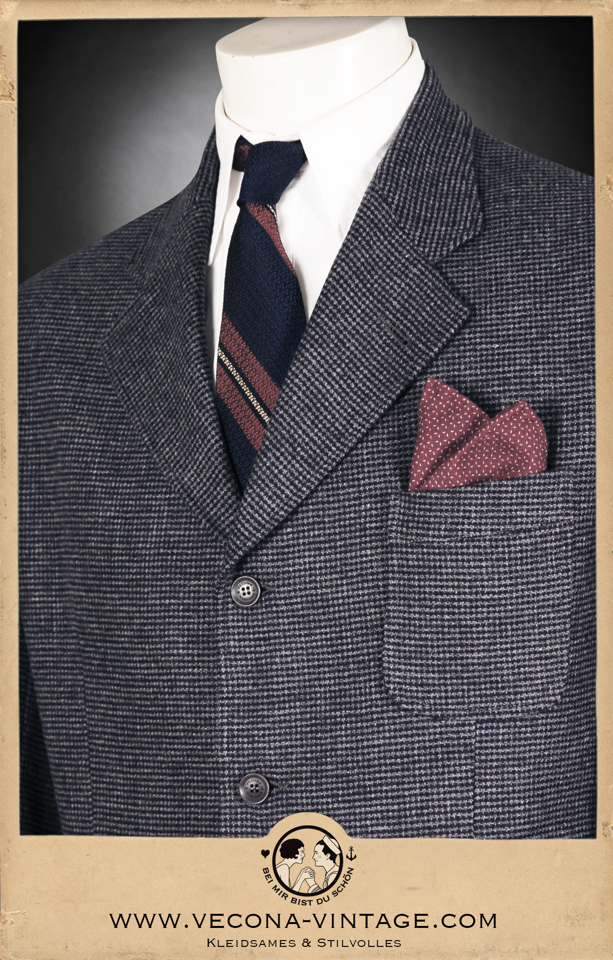 1930er Jahre Tweed-Sportjackett mit Gürtelrücken aus grau blau karierter Schurwolle - 1930s blue grey checked tweed virgin wool belt back sports jacket, Detail Kragen und Brusttasche mit Einstecktuch aus Seide - Lapel and breast pocket detail with silk po