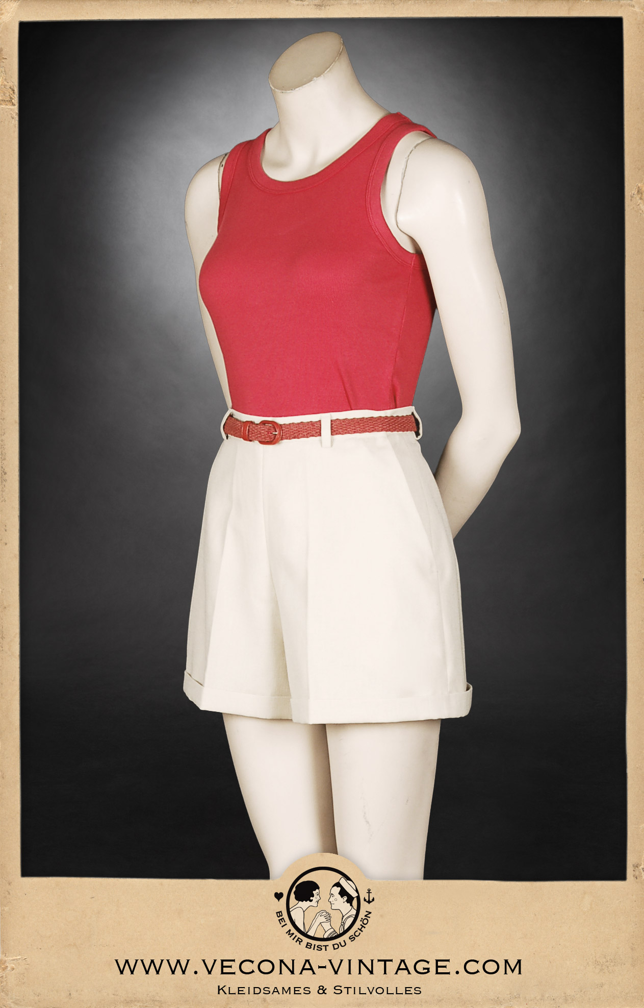 Sportliches 1930er Jahre Damen-Outfit mit hoch taillierten ecrufarbenen Leinenshorts und einem Mohn-rotem Tanktop – perfekt für Wassersport, Tennis oder Freizeit im Vintage-Stil. Ansicht der Vorderseite.