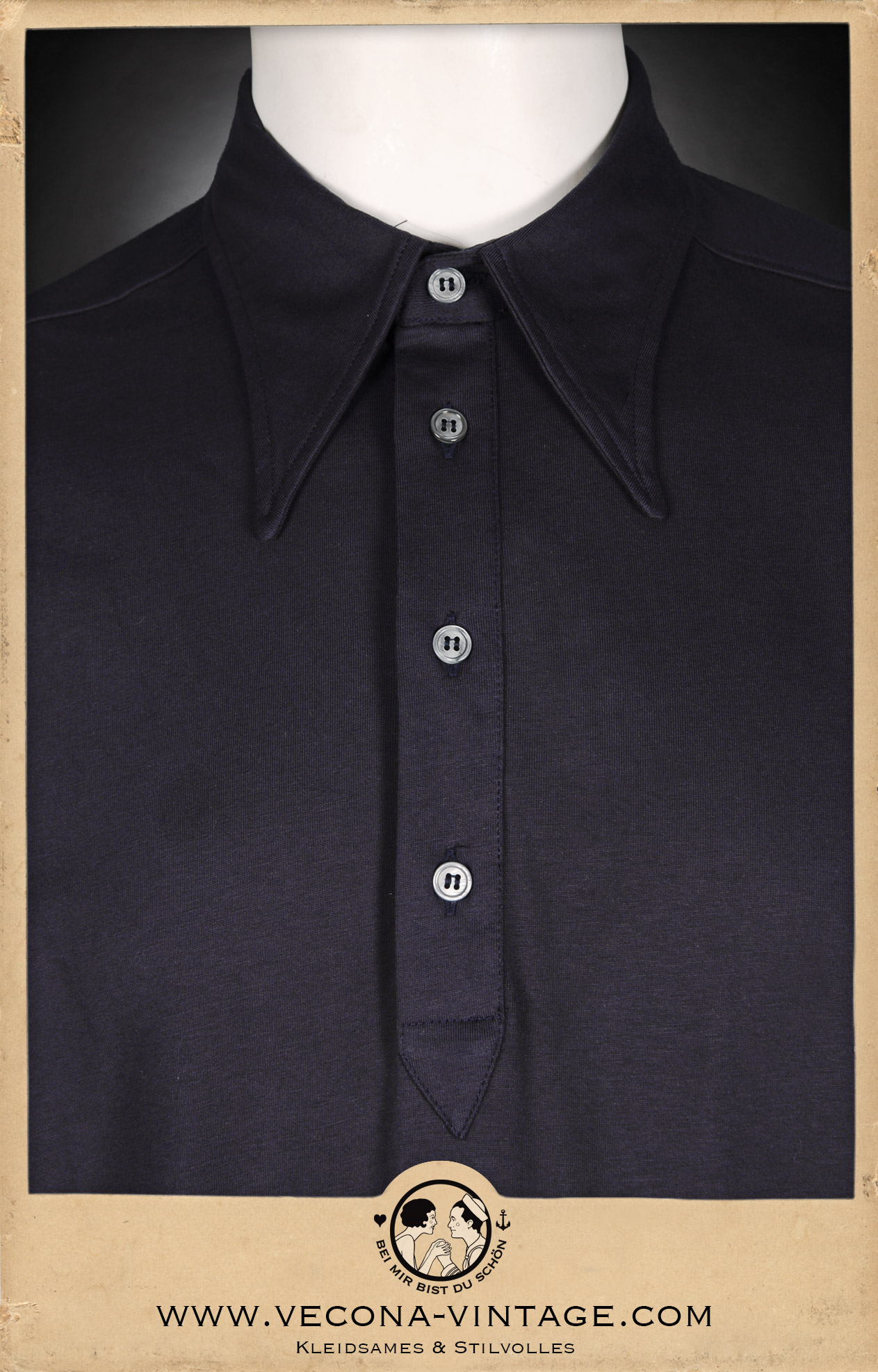 Authentischer spitzer geschwungener Kragen und die Knopfleiste mit spitzen Abschluss sind typische Detail des 1930er/40er Jahre Poloshirts für Herren. Detailansicht von vorn.