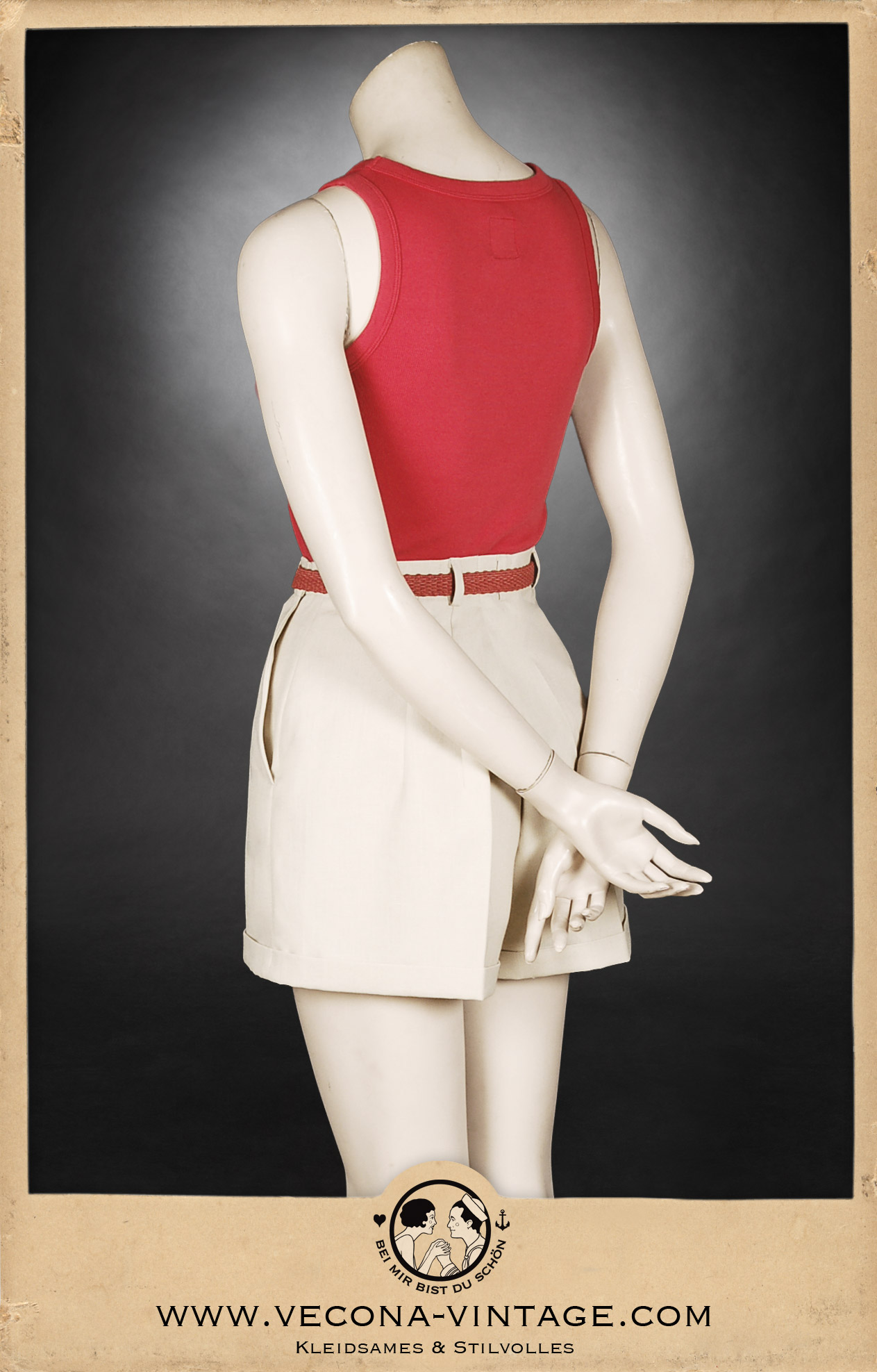 Sportliches 1930er Jahre Damen-Outfit mit hoch taillierten ecrufarbenen Leinenshorts und einem Mohn-rotem Tanktop – perfekt für Wassersport, Tennis oder Freizeit im Vintage-Stil. Ansicht der Rückseite.