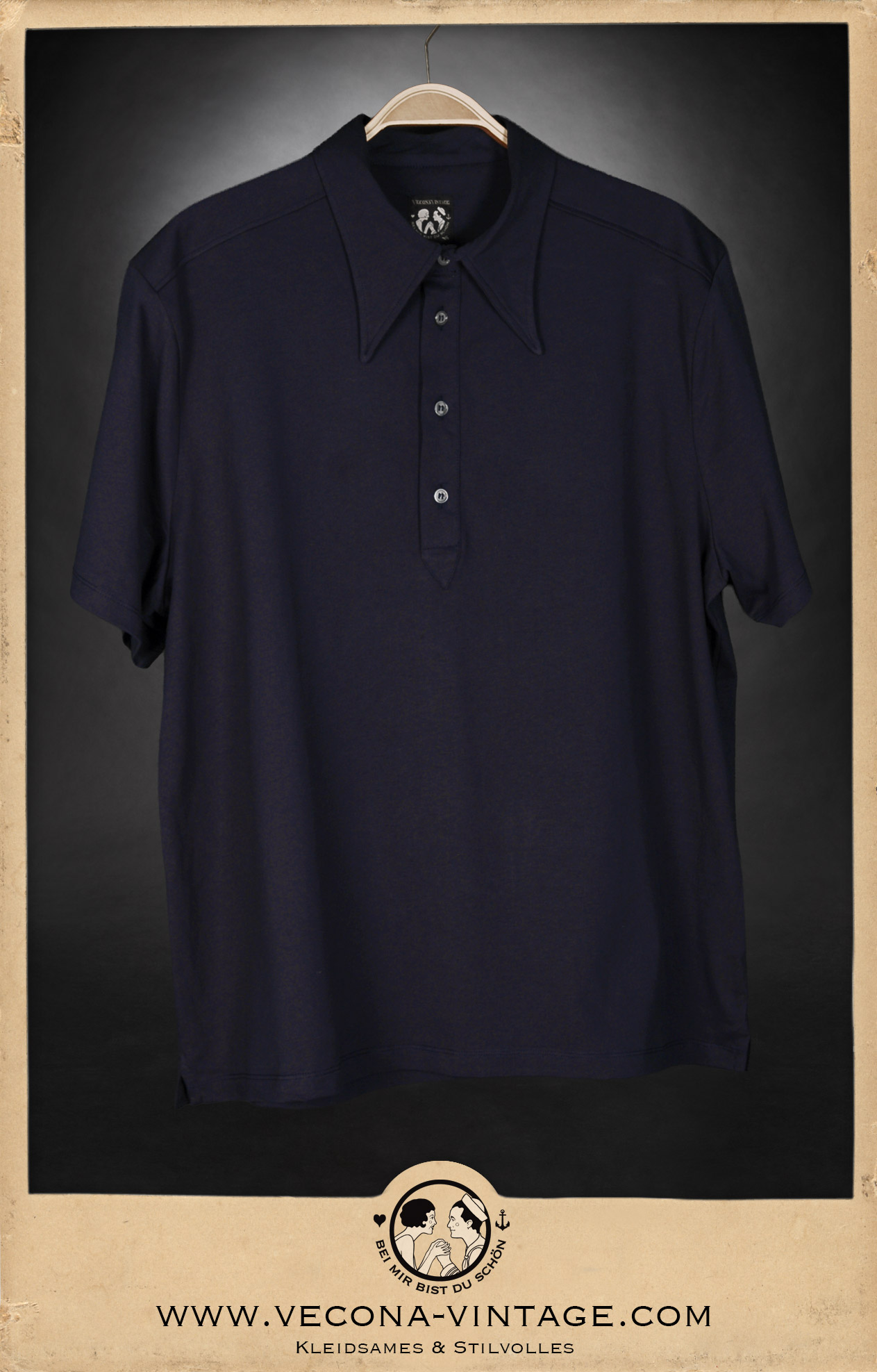 Die bequeme Passform und ein perfekt sitzender, spitzer und geschwungener Polokragen sind die besonderen Merkmale unseres Herren Poloshirts im Stil der 30er und 40er Jahre.