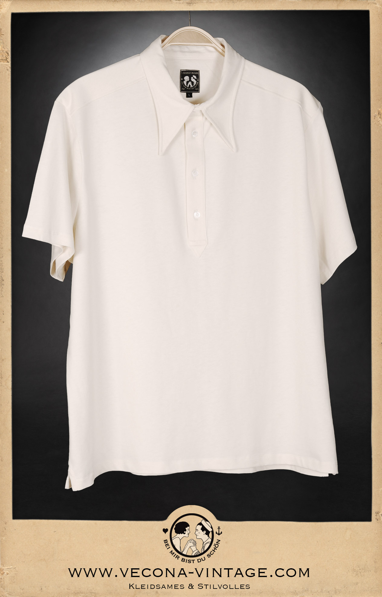 Die bequeme Passform und ein perfekt sitzender, spitzer und geschwungener Polokragen sind die besonderen Merkmale unseres Herren Poloshirts im Stil der 30er und 40er Jahre.