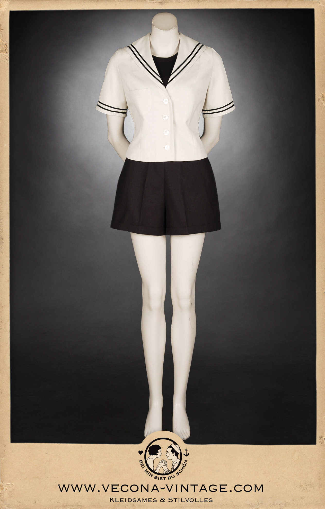 Authentischer 1930er Jahre Marine-Look für Damen: Schwarze High-Waist-Shorts mit weitem Bein kombiniert mit einem ecrufarbenen Sailor Top mit Matrosenkragen und schwarzer Bandapplikation, ideal für den Urlaub, Wassersport oder als Tanzoutfit. Komplettansi