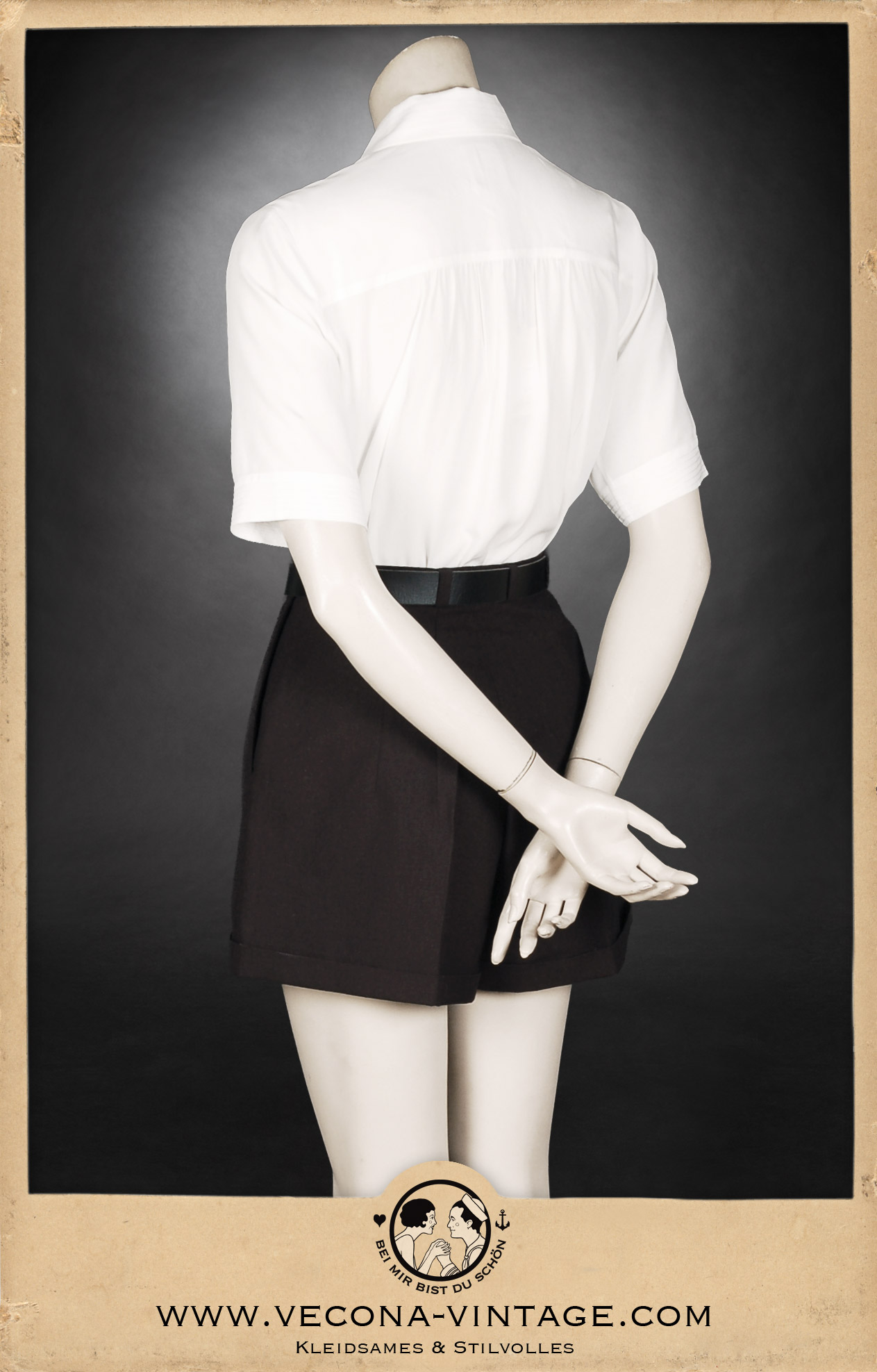 Klassische schwarze 1940er Jahre Damen-Shorts aus Leinen-Baumwolle mit hohem Bund und weitem Bein, kombiniert mit einer weißen Bluse mit schwarzer Schleife – ideal als Tanzhose für Swing und Stepptanz oder für den sportlichen Freizeitlook. Ansicht der Rüc