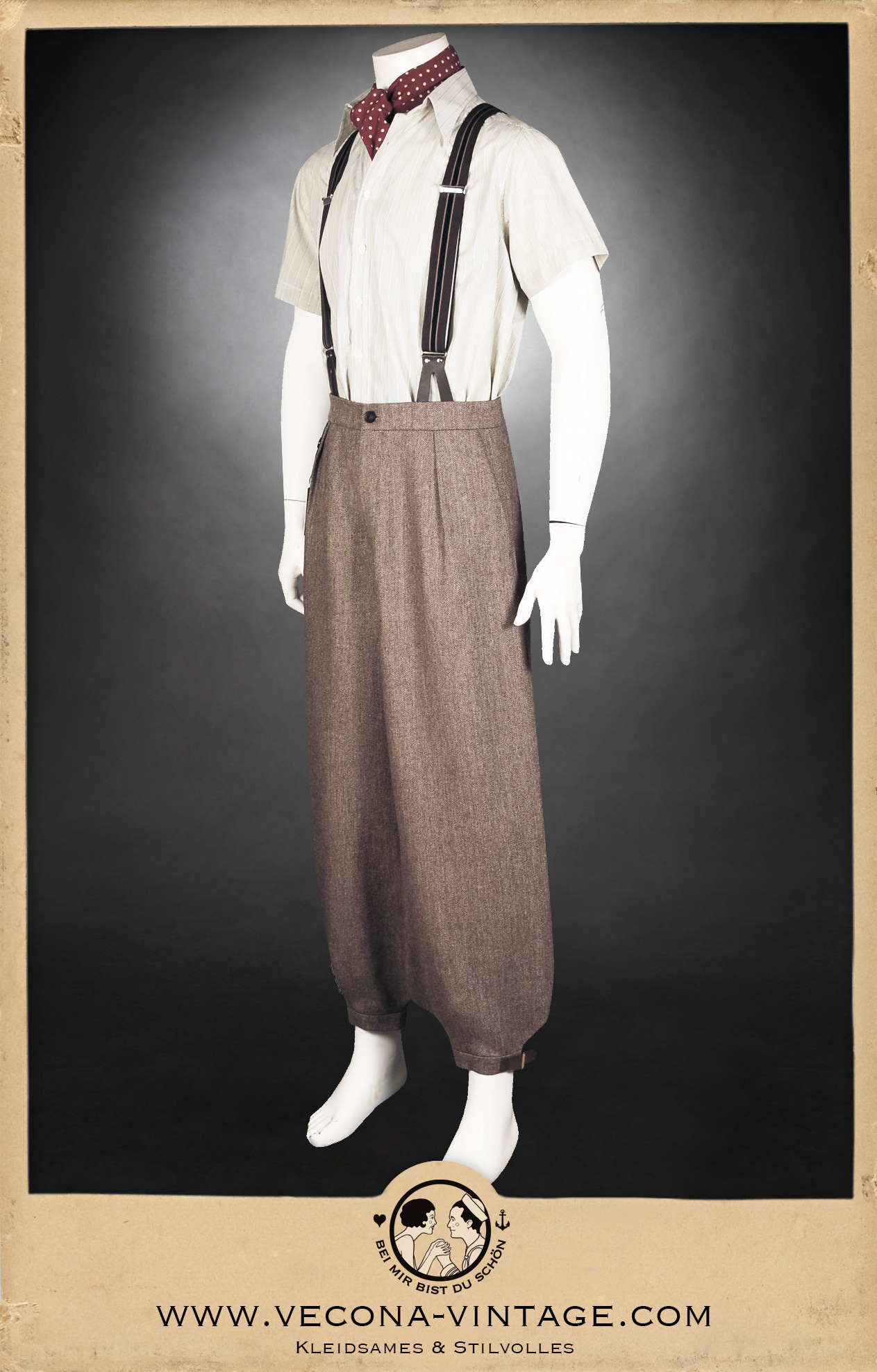 1920er 1930er Knickerbocker aus brauner Merinowolle - 1920s 1930s Brown Merino wool plus fours, mit grün-weiß gestreiften Kurzarmhemd aus Baumwolle und Halstuch - with green white striped short sleeve cotton shirt and scarf