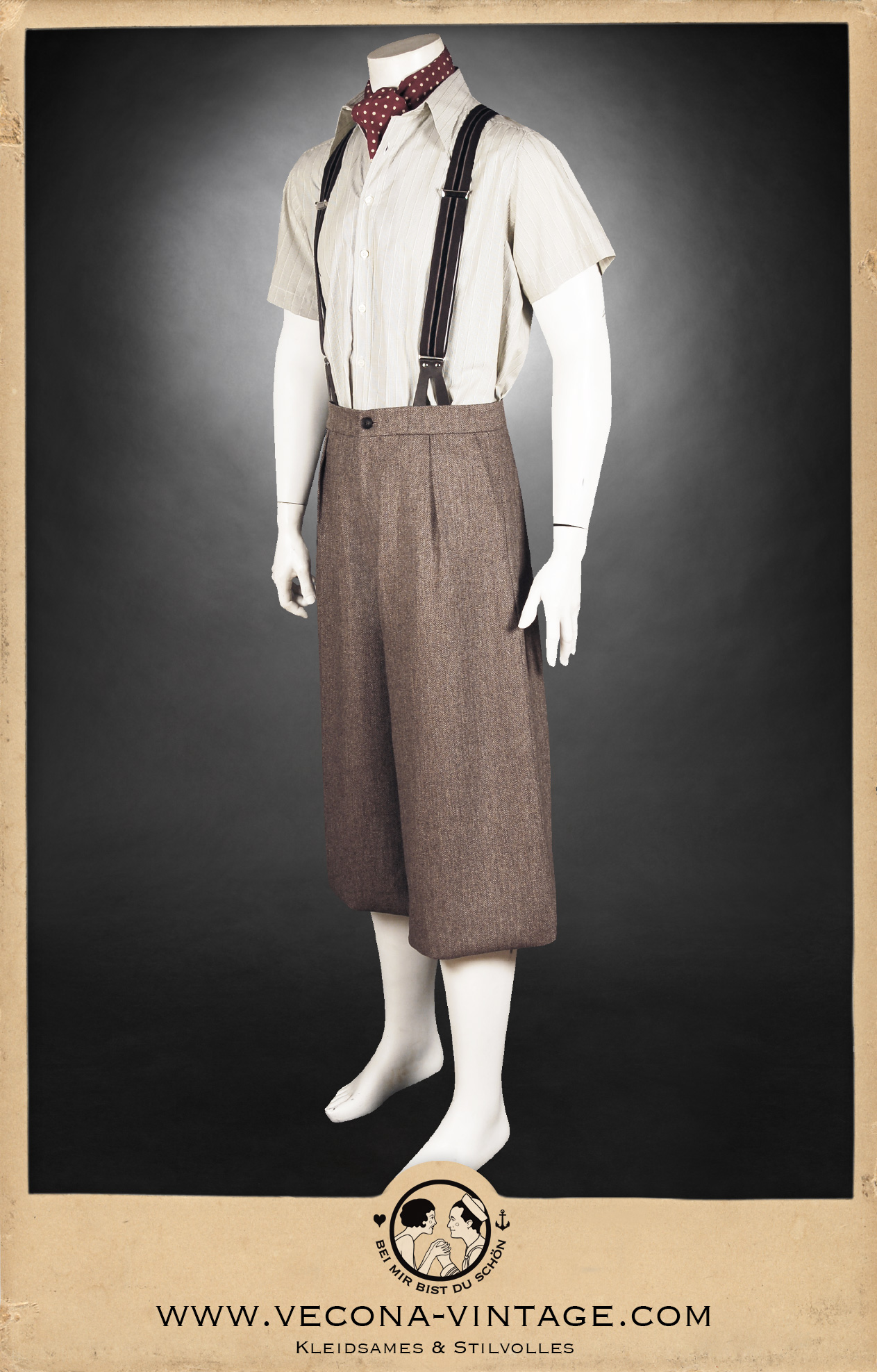 1920er 1930er Knickerbocker aus brauner Merinowolle - 1920s 1930s Brown Merino wool plus fours, mit grün-weiß gestreiften Kurzarmhemd aus Baumwolle und Halstuch - with green white striped short sleeve cotton shirt and scarf