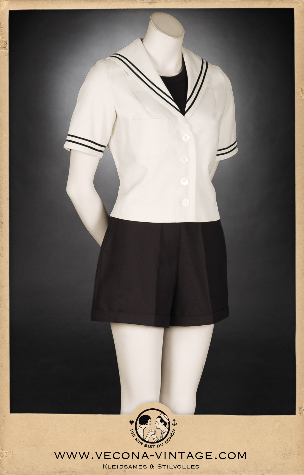 Authentischer 1930er Jahre Marine-Look für Damen: Schwarze High-Waist-Shorts mit weitem Bein kombiniert mit einem ecrufarbenen Sailor Top mit Matrosenkragen und schwarzer Bandapplikation, ideal für den Urlaub, Wassersport oder als Tanzoutfit.