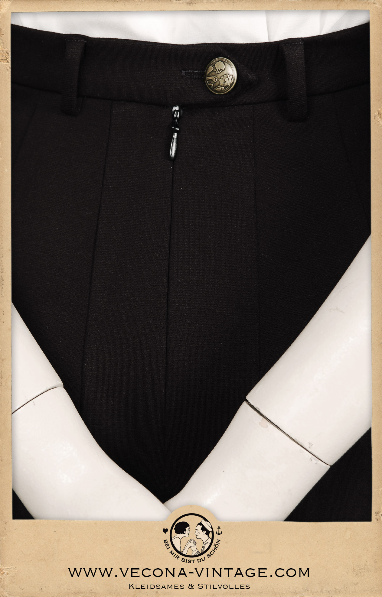 Detail back of the 1940s high waist pencil skirt Apache in black with Vecona Vintage brass logo button and invisible zipper at the center back.