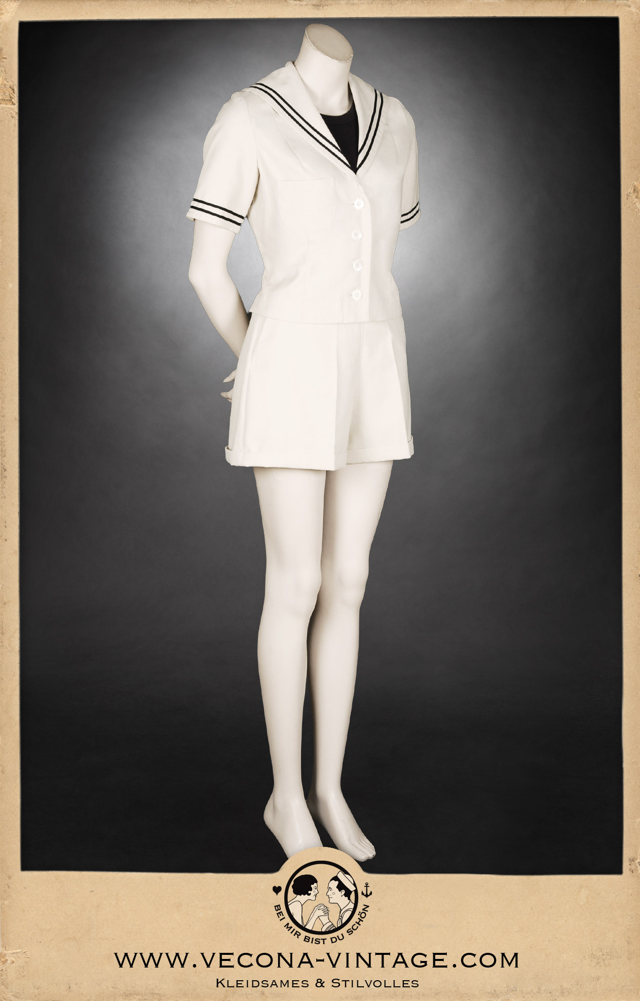 Authentisches 1930er Jahre Ensemble aus ecrufarbenem Leinen: Hoch taillierte Shorts mit weitem Bein und passendem Sailor Top mit Matrosenkragen, ideal für den Wassersport oder Sommerurlaub. seitliche Vorderansicht komplett.