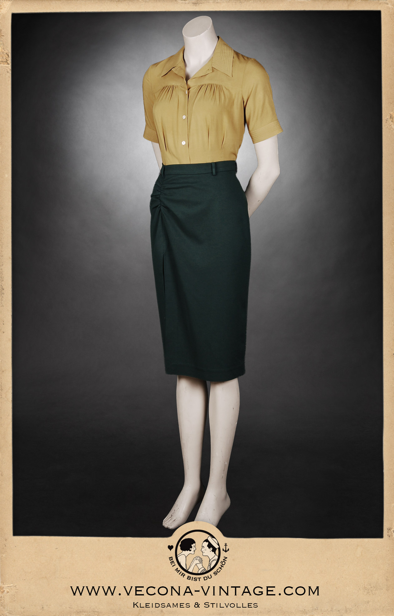Front view of the 1930s blouse Greta in mustard yellow with the 1940s high waist pencil skirt Apache in dark green for a comfortable and feminine vintage look.