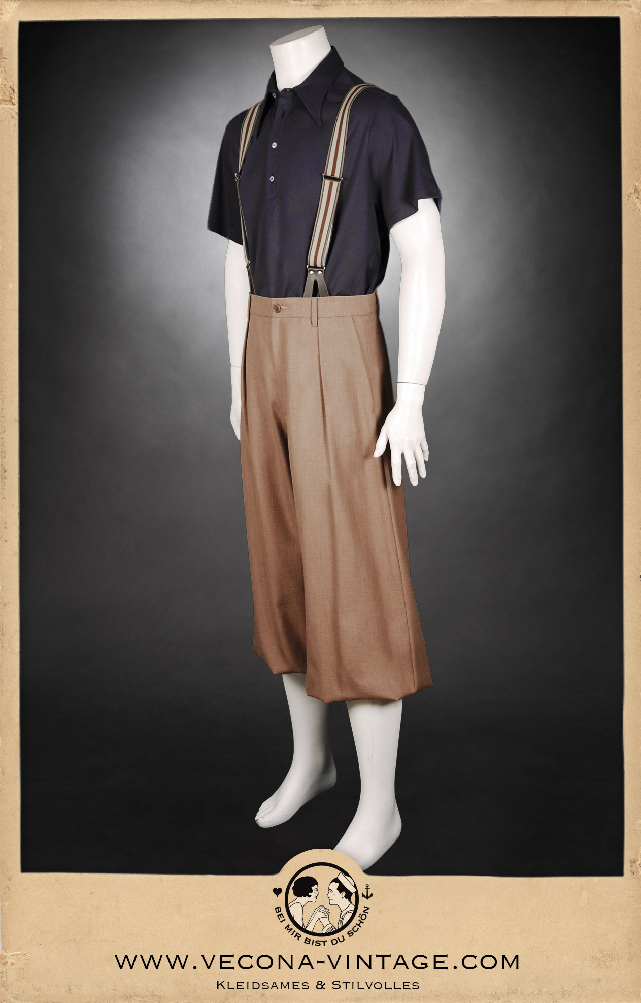 1940er Jahre Herren Polo Shirt HENRI dunkelblau mit Leinen-Knickerbocker MARRAKECH in mandelbraun und Hosenträgern. Ansicht von vorn.